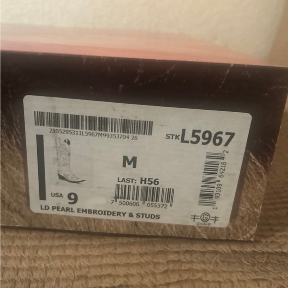 Circle G White and Tan Embroidered Cowboy Boots - Picture 9 of 9